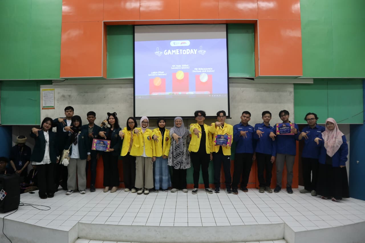 Group photo with fellow competitors and winners at IT Today